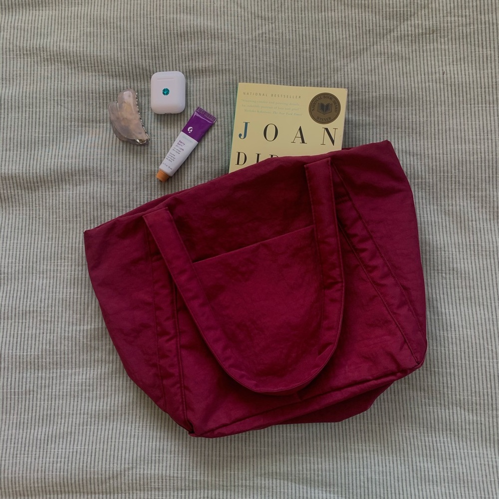 Baggu mini cloud bag in the color Cranberry!